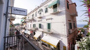 A building with a sign for 'Liferooms ISCHIA B&B'. - Liferooms b&b (Ischia)