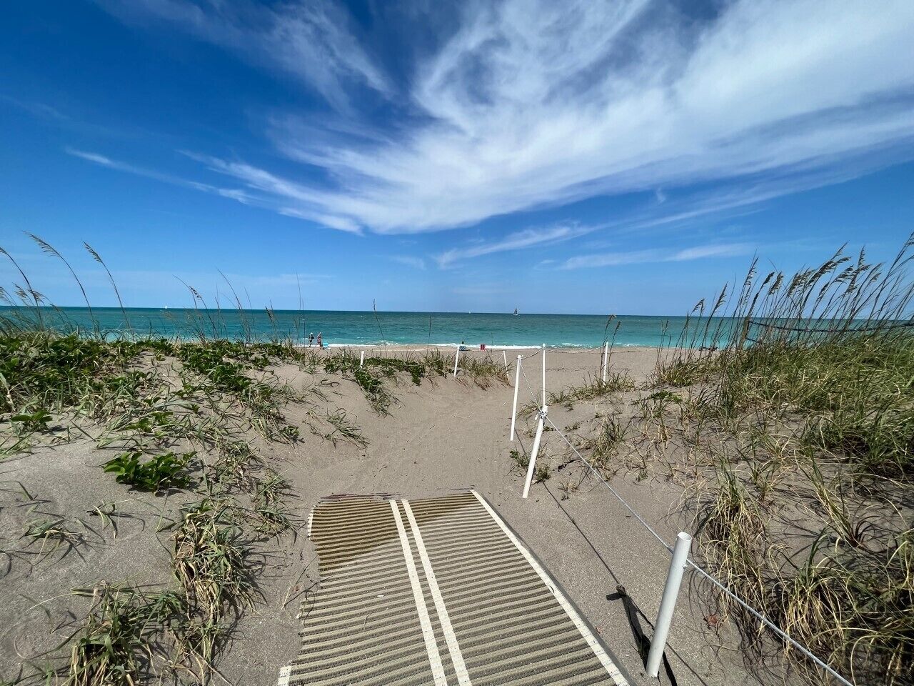 Ranta lähistöllä, aurinkotuoleja, rantapyyhkeitä