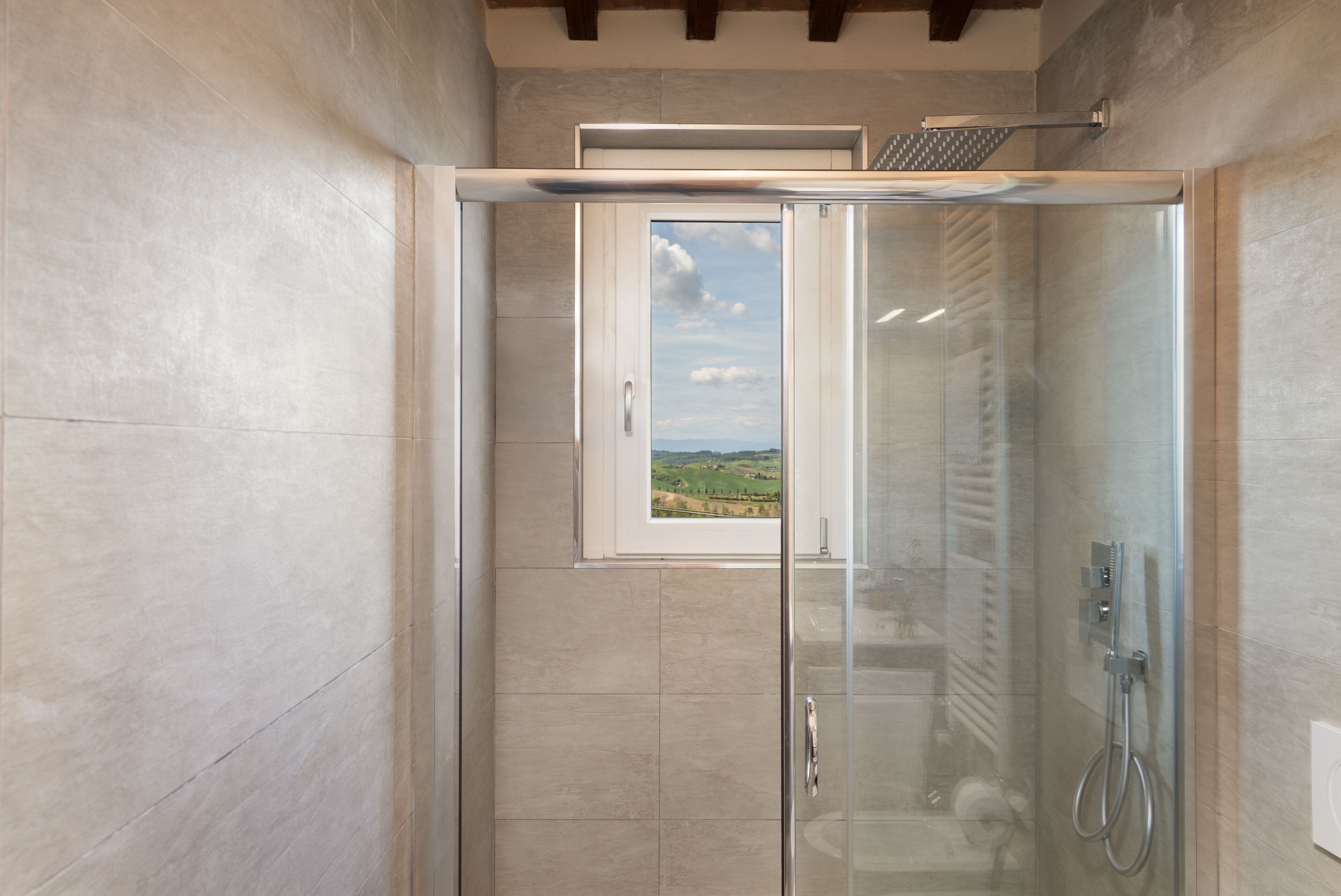 Villa | Badezimmer | Dusche, Regendusche, Haartrockner, Bidet