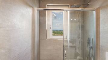 Villa | Badezimmer | Dusche, Regendusche, Haartrockner, Bidet