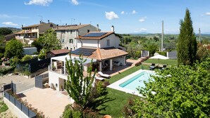 A residential property with a swimming pool, solar panels, and a well-maintained garden. - La Capannina Di Pillo (Gambassi Terme)