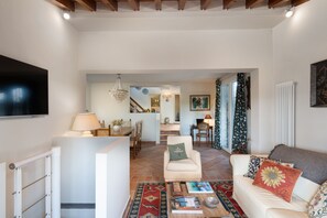 Villa | Living area | 32-inch flat-screen TV with satellite channels, TV, fireplace - La Capannina Di Pillo (Gambassi Terme)