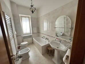 Douche, articles de toilette gratuits, sèche-cheveux, bidet