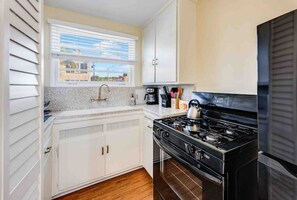 Réfrigérateur, four à micro-ondes, un four, surface de cuisson