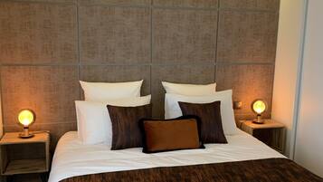 4 slaapkamers, een strijkplank/strijkijzer, reisbedje, gratis wifi