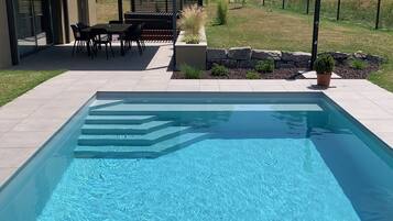 Een buitenzwembad en een verwarmd zwembad