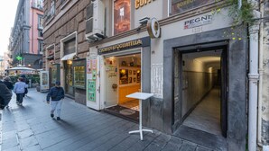 A street view with a coffee shop named 'CUORI DI SFOGLIATELLA' and a spa named 'PEGNT'. - Teatro Toledo 272 (Naples)