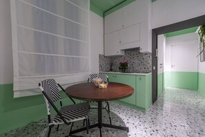 Réfrigérateur, micro-ondes, plaque de cuisson