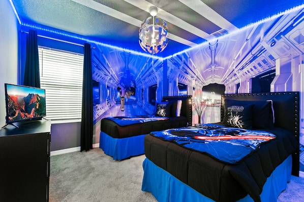 7 chambres, fer et planche à repasser, lit de bébé portatif