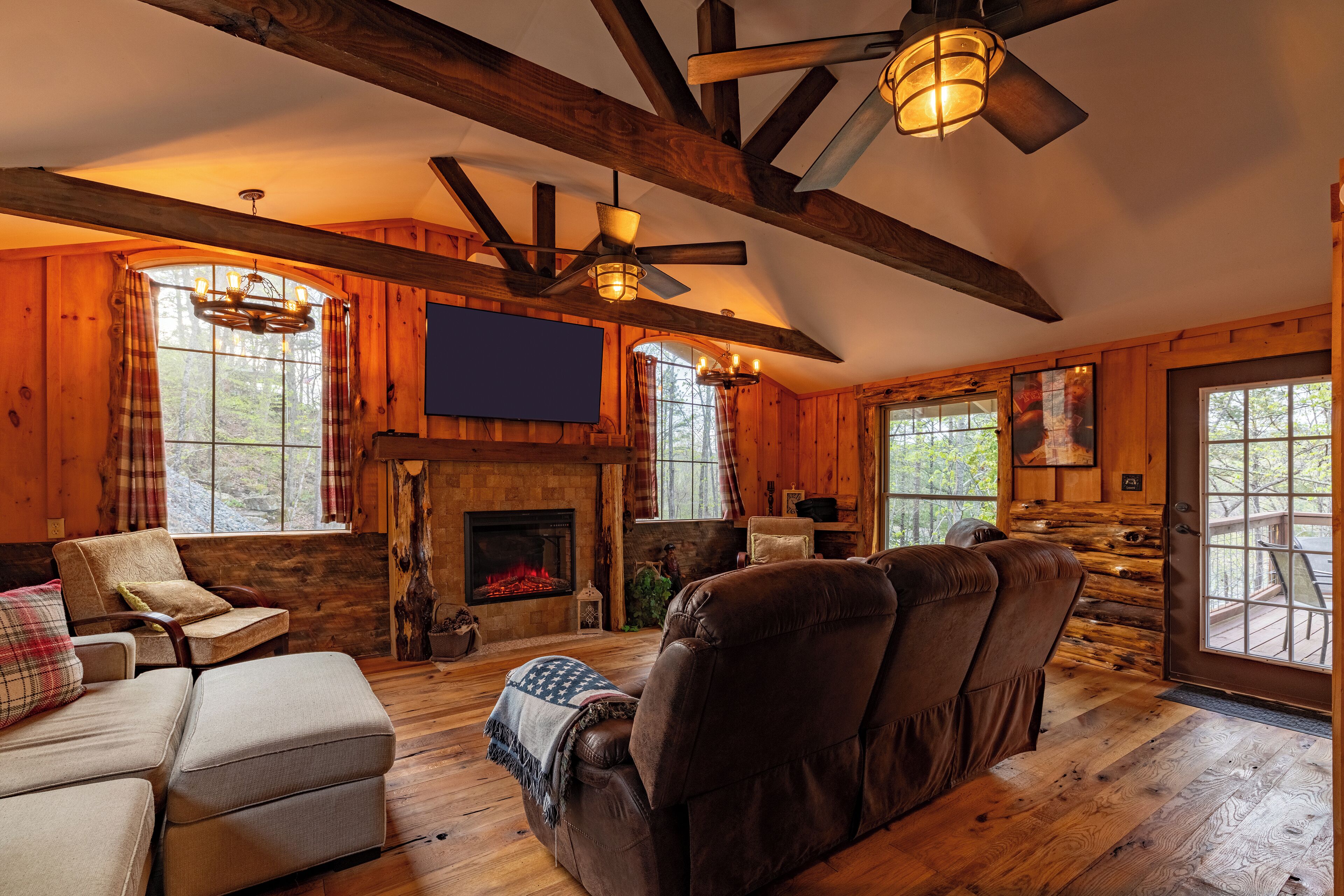 智能电视、壁炉、DVD 播放器、立体声音响