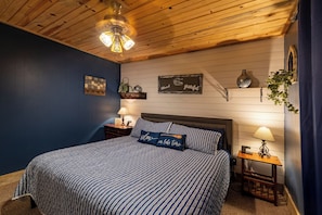5 bedrooms, desk, travel cot, free WiFi - Lake Escape w/ Hot Tub + Guesthouse (Greers Ferry)