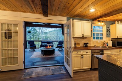 Spacious Lakefront Retreat w/ Hot Tub & Guesthouse