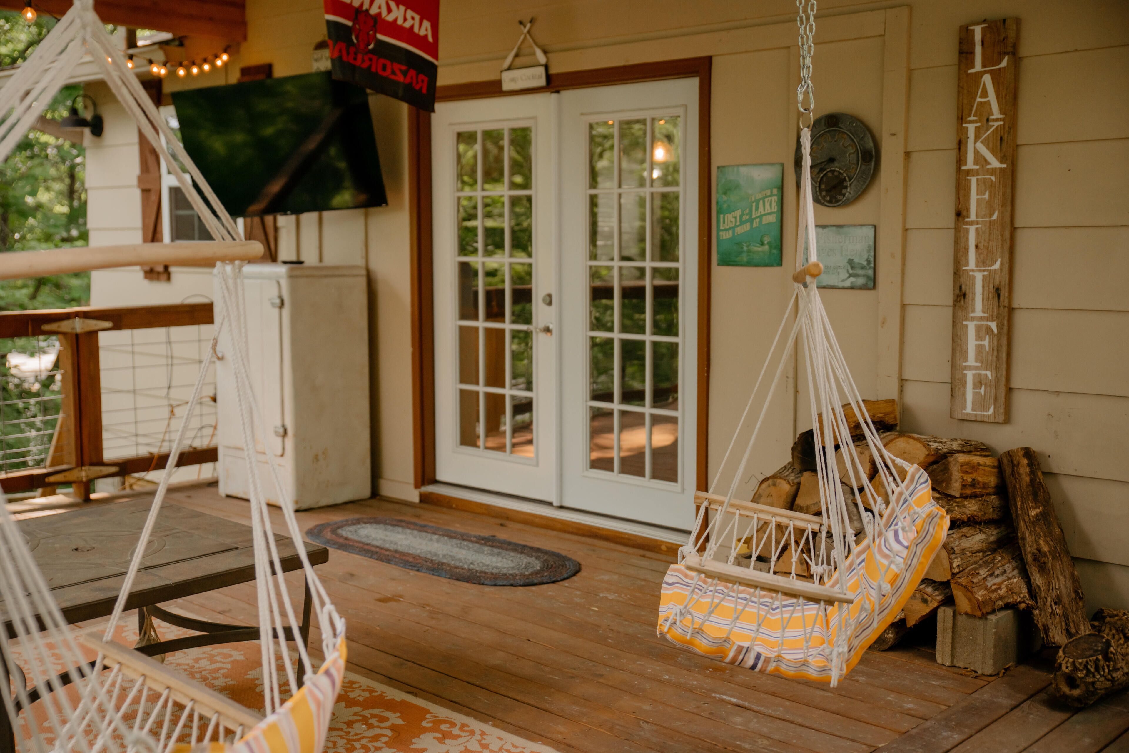 Lake Escape Cottage - Hot Tub + Guesthouse