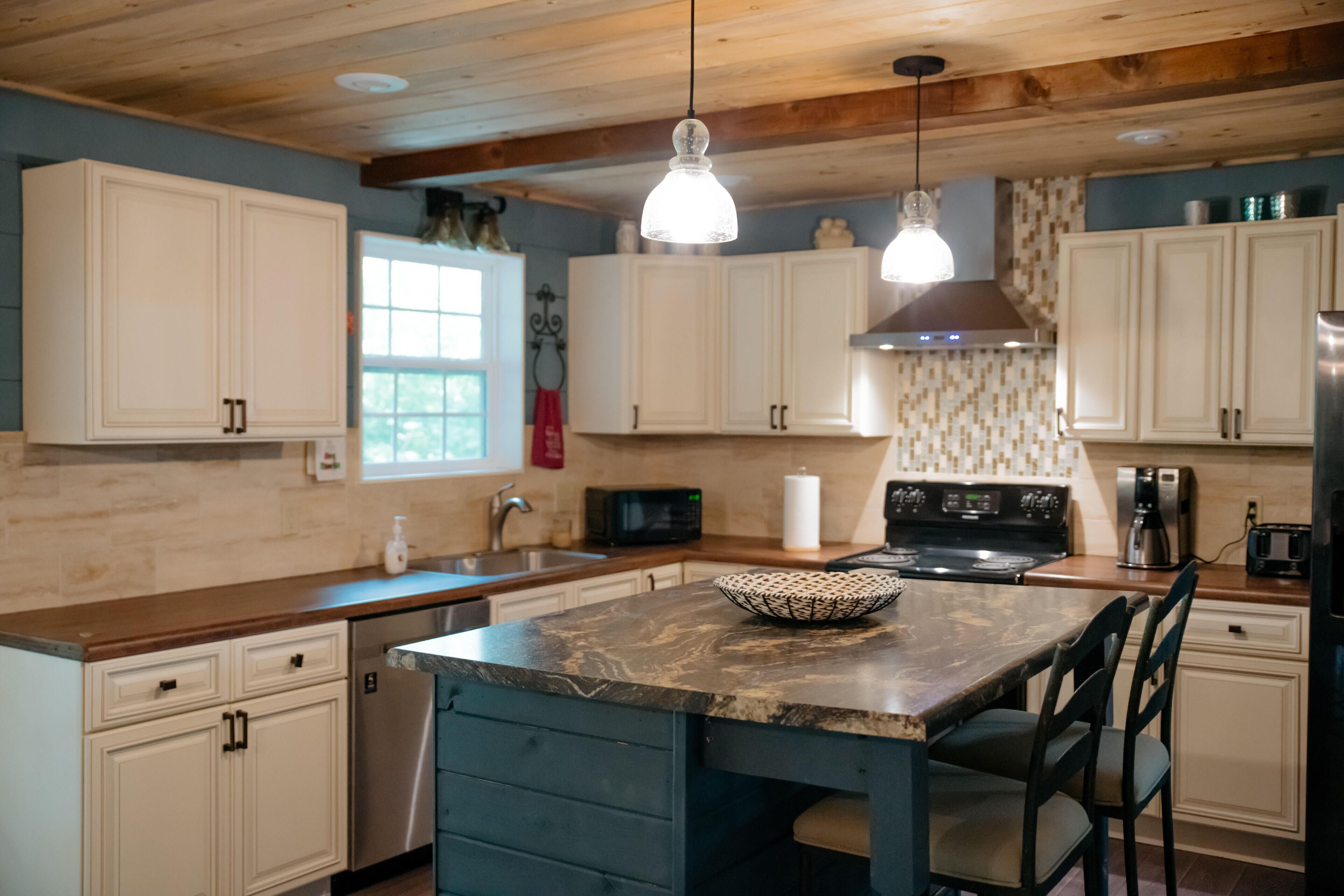 Lake Escape Cottage - Hot Tub + Guesthouse