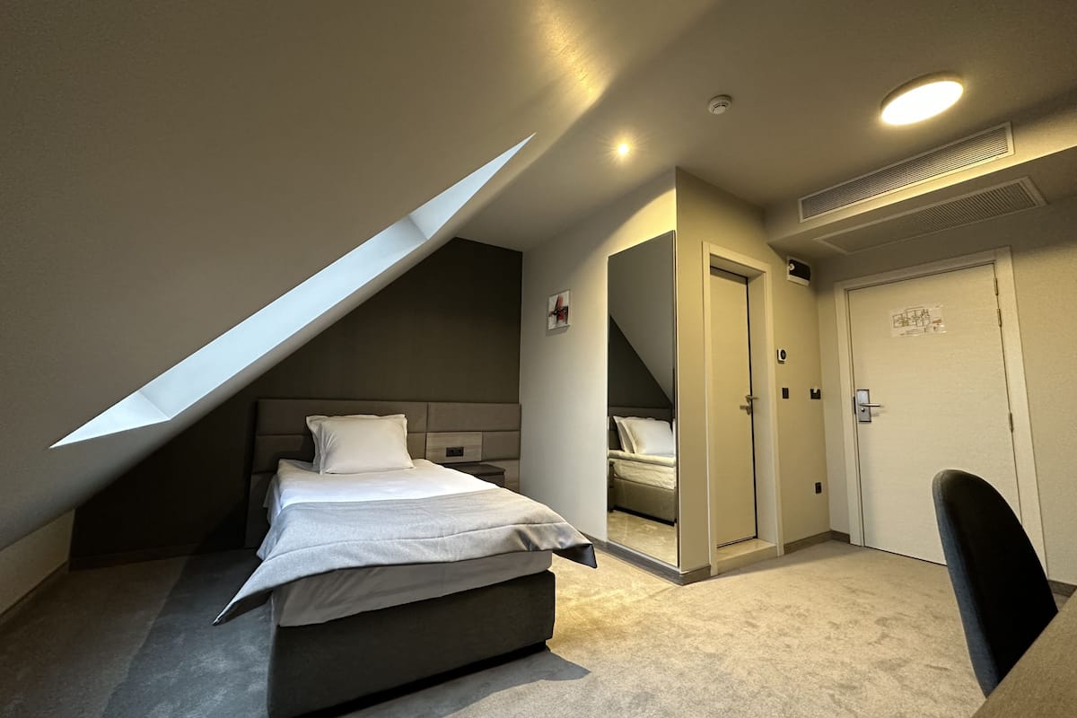 Klassieke eenpersoonskamer | 1 slaapkamer, een minibar, een bureau, geluiddichte muren