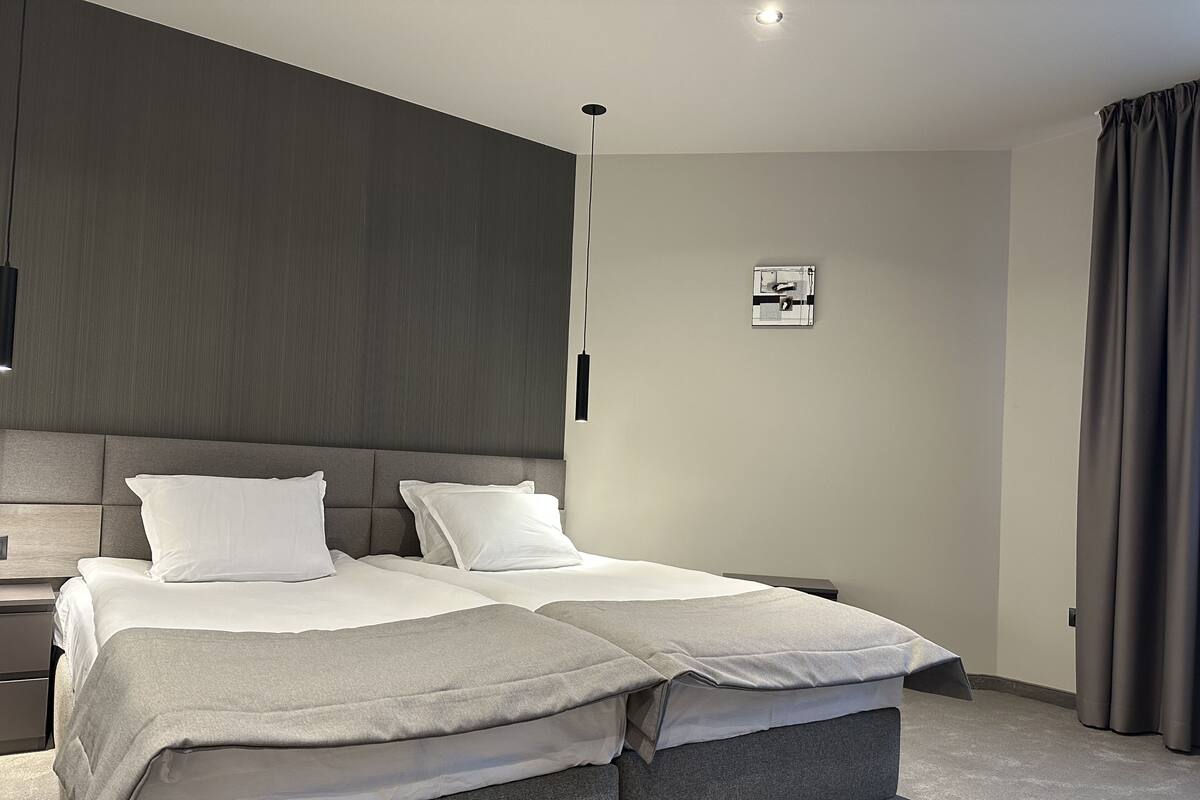 Minibar, escritorio, sistema de insonorización y wifi gratis 