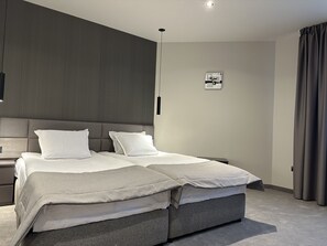 Habitació doble clàssica, 1 llit doble | Minibar, escriptori, habitacions insonoritzades i wifi gratuïta 