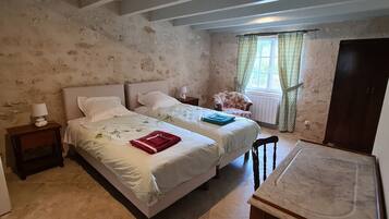 4 bedrooms, WiFi, bed sheets
