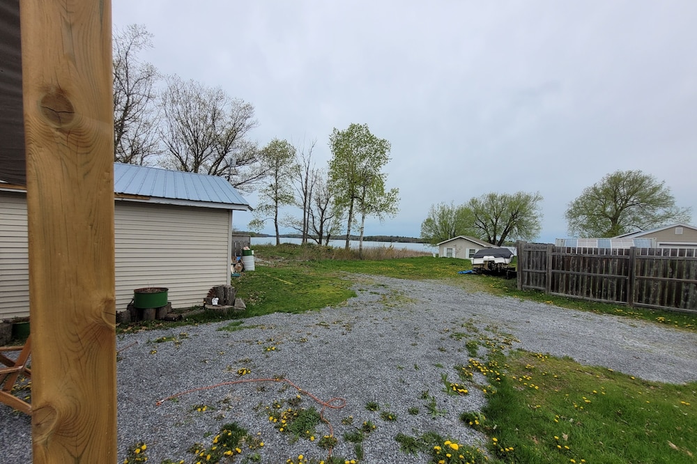 We Invite you to Enjoy Cozy Cottage on Howe Island