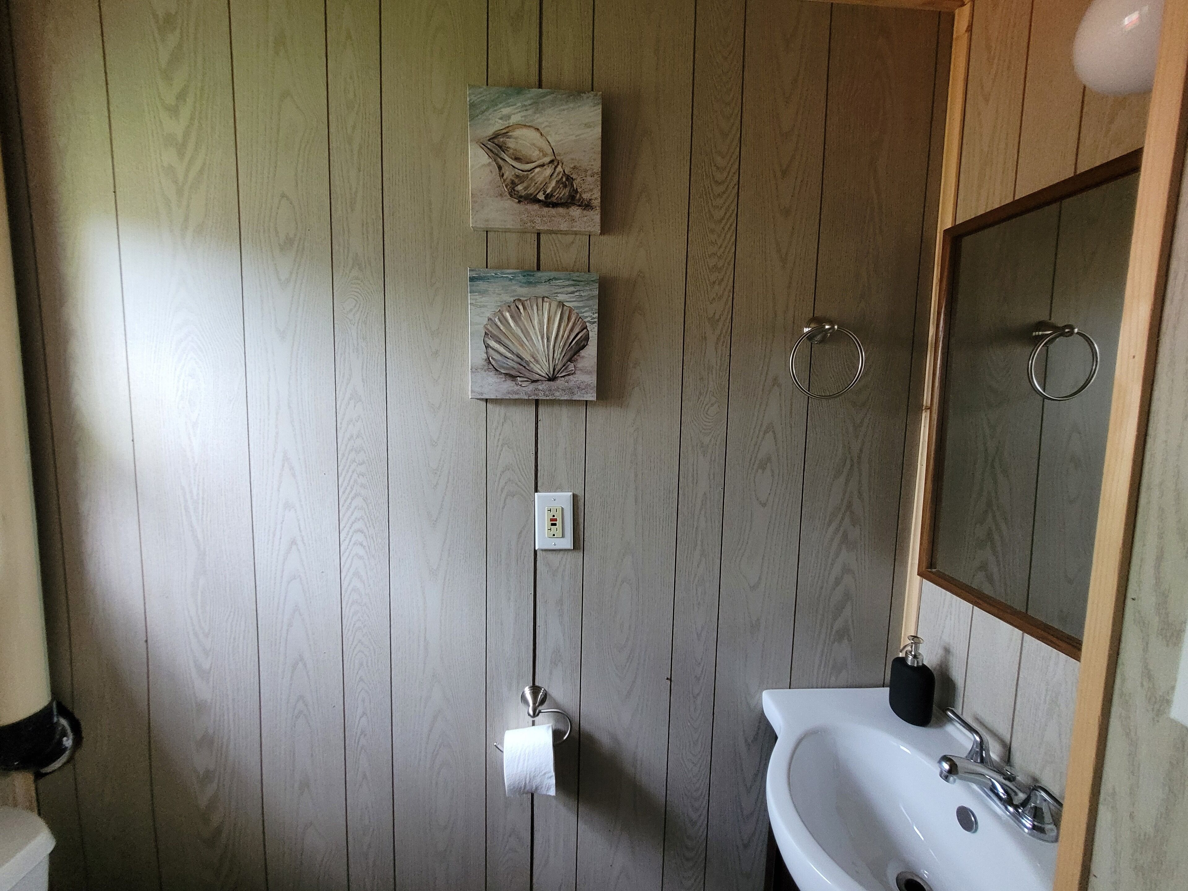 We Invite you to Enjoy Cozy Cottage on Howe Island