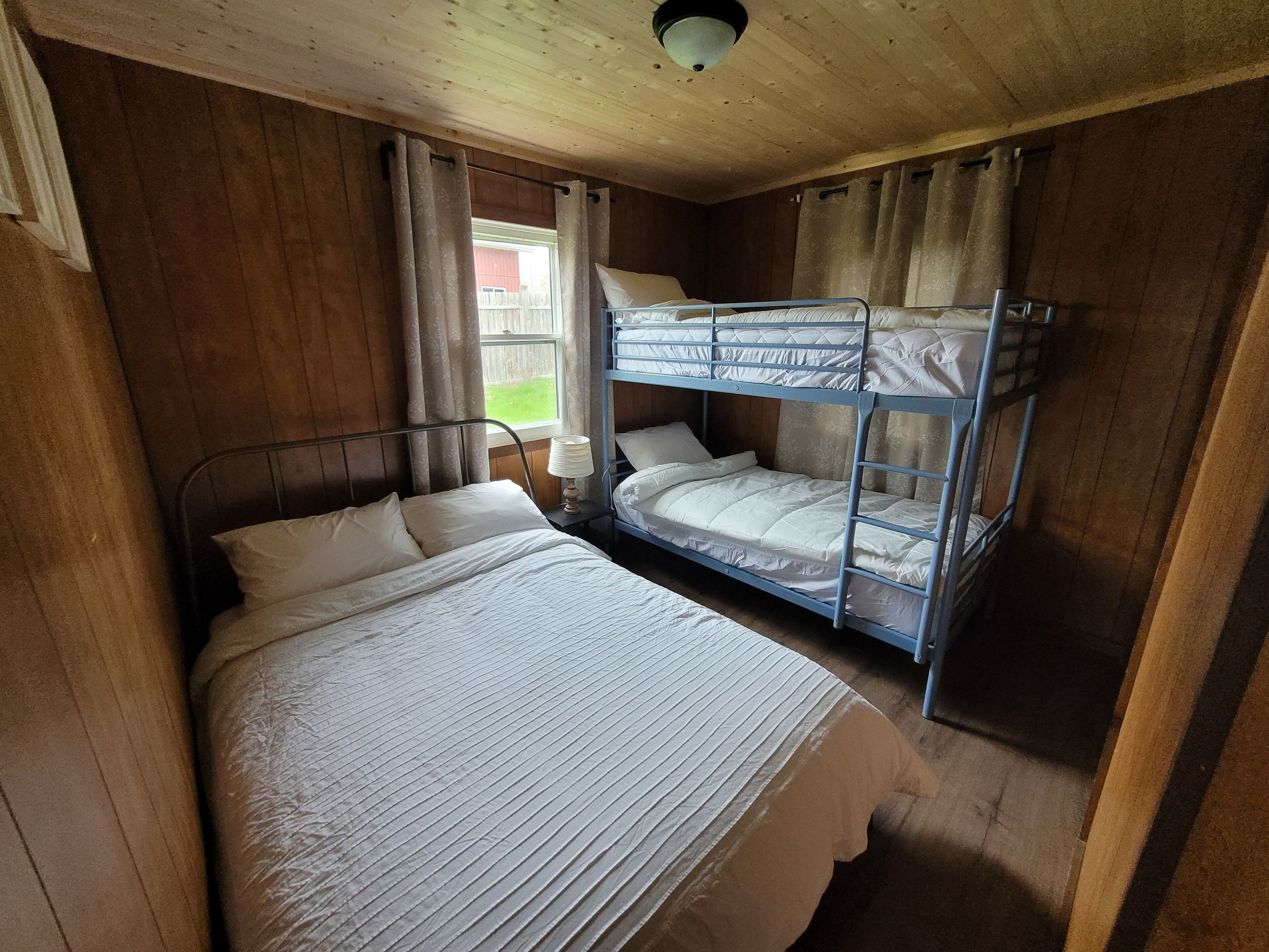 We Invite you to Enjoy Cozy Cottage on Howe Island