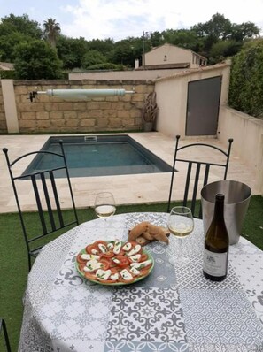 Outdoor dining - Mas Louis II (Vauvert)