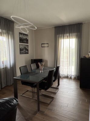 ハウス | リビング エリア | 42 インチの液晶テレビ (デジタル放送視聴可)、テレビ、ストリーミングサービス