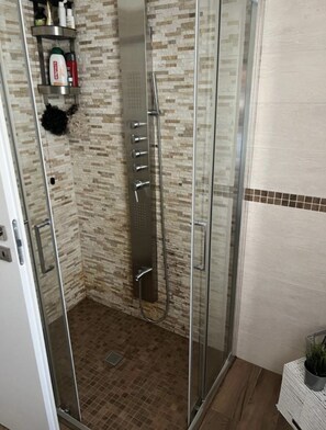 Shower, rainfall showerhead, hair dryer, bidet - Villa Ma-ya (Santa Maria Imbaro)