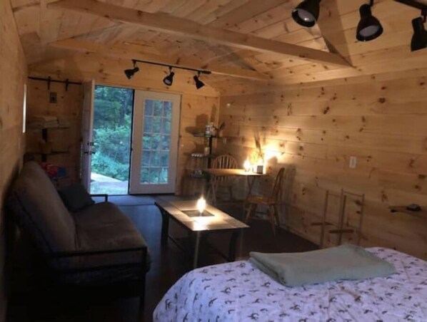 WiFi, bed sheets - Off Grid Tiny House Glamping On 22 Acres! (Doylesburg)