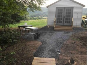Terrace/patio - Off Grid Tiny House Glamping On 22 Acres! (Doylesburg)