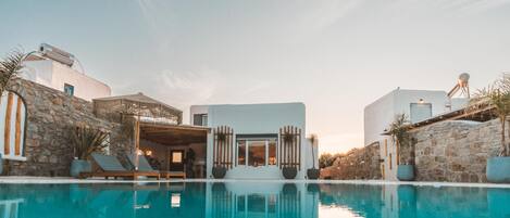 Villa | 4 bedrooms, desk, Internet