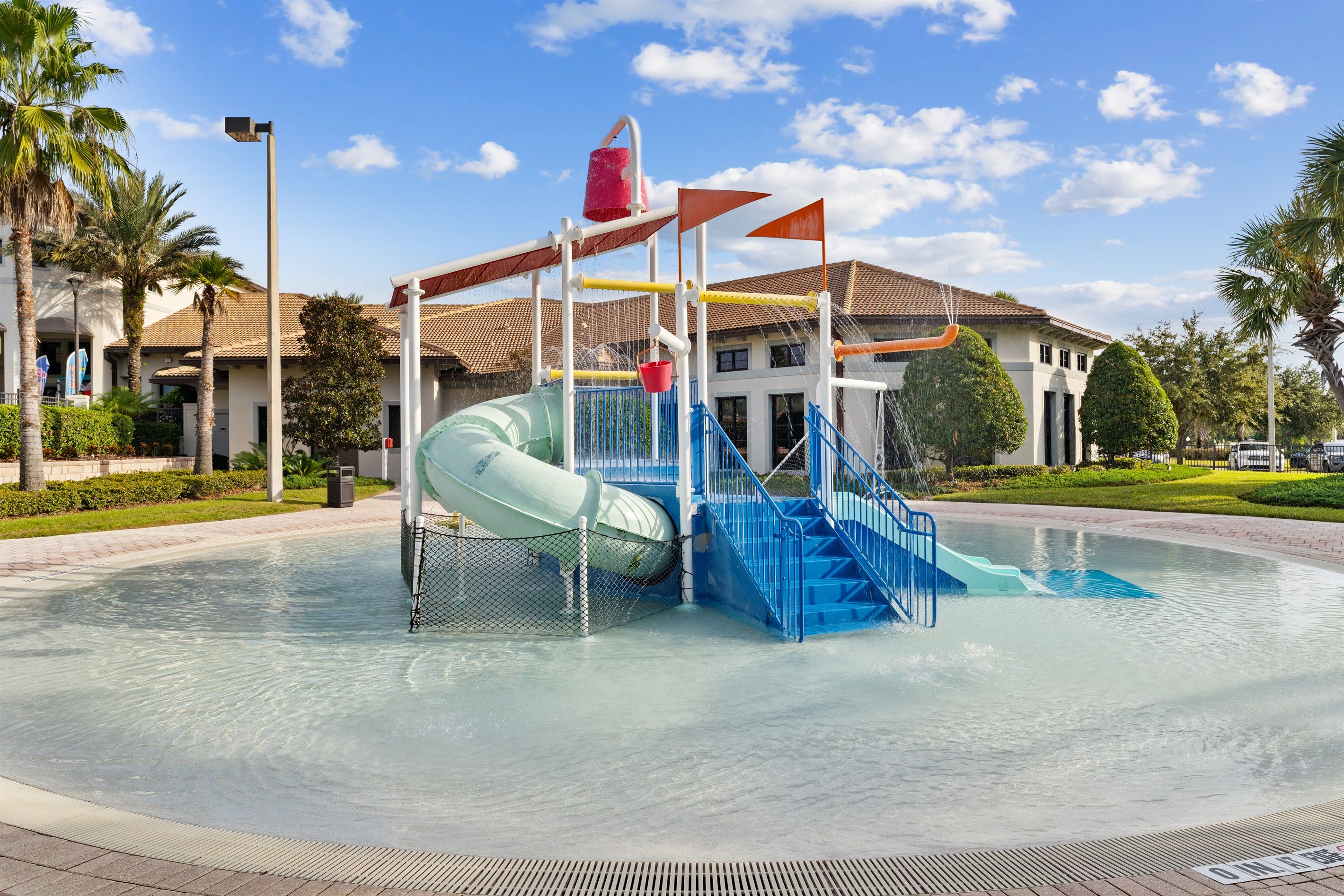 Un parque acuático con un tobogán, escaleras y una piscina.