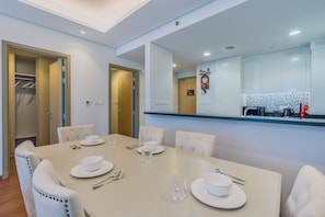 Dining - Luxurious 2B With Burj Views in Business Bay (Dubai)