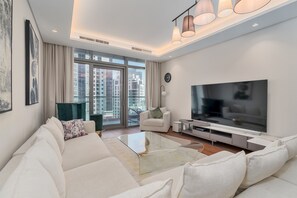 Living room - Luxurious 2B With Burj Views in Business Bay (Dubai)