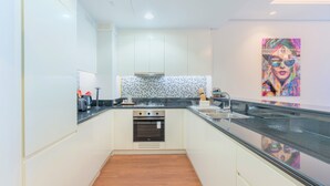 Huoneisto (2 Bedrooms) | Yksityinen keittiö | Mikroaaltouuni, uuni, liesi, astianpesukone