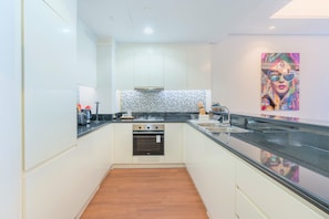 아파트 (2 Bedrooms) | 전용 주방 | 전자레인지, 오븐, 쿡탑, 식기 세척기