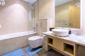 Apartemen (2 Bedrooms) | Kamar mandi | Perlengkapan mandi gratis, pengering rambut, handuk, dan tisu toilet