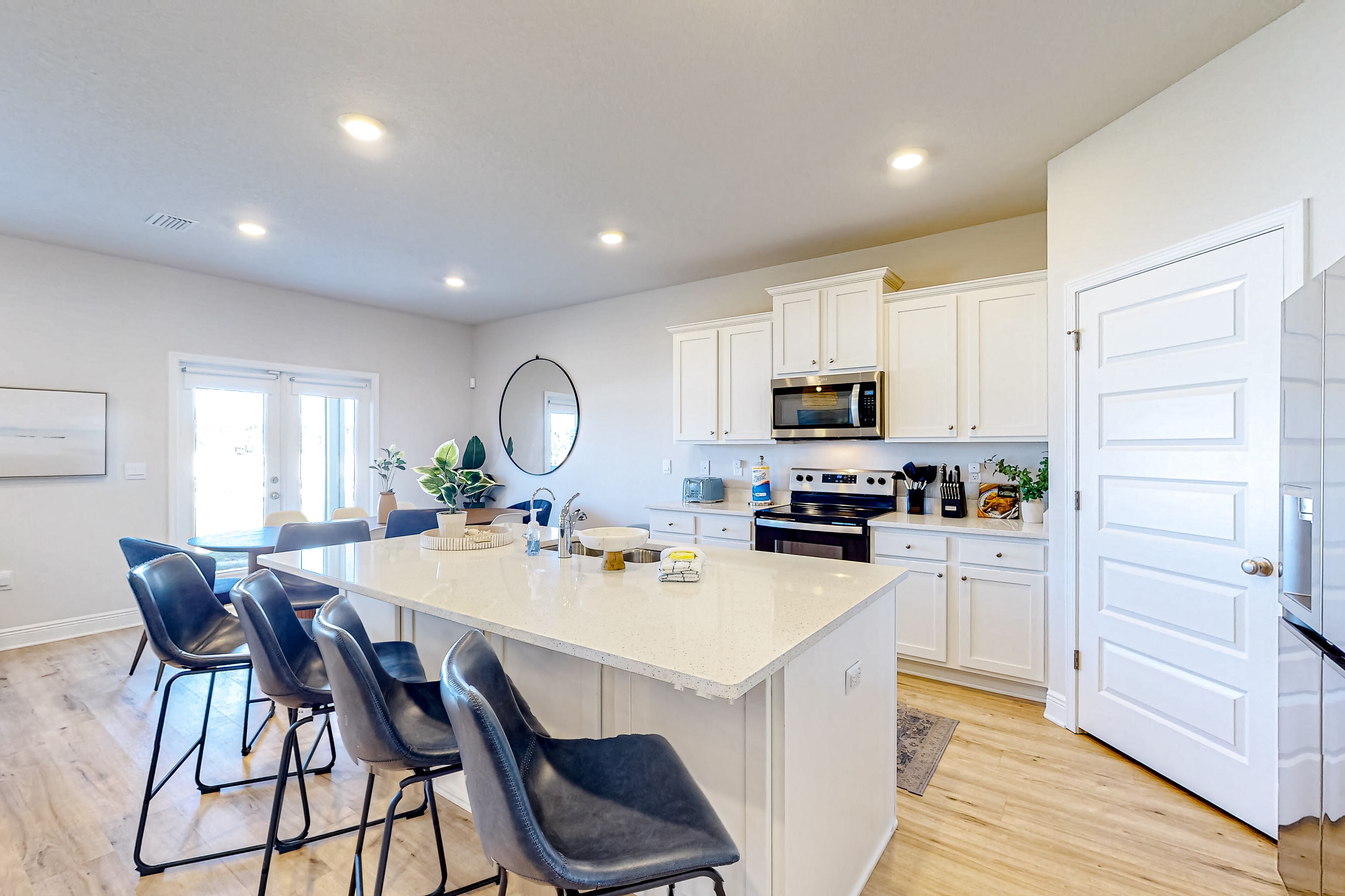 Stylish new home near beach with W/D, grill, & pool access