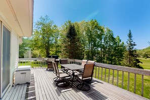 Outdoor dining - Mountain view condo with gas fireplace, balcony, & grill - close to skiing (Jackson)