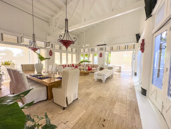 Villa, 4 Bedrooms, Accessible, Smoking | Living area | Books