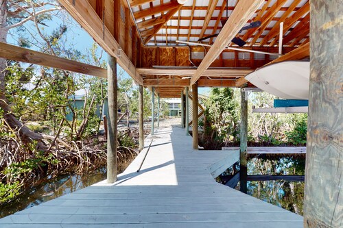 Tropical Palm Island home steps from the beach with grill, outdoor shower, dock