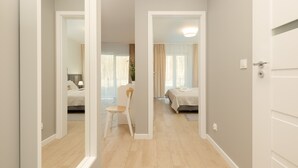 Une chambre d’hôtel moderne avec un plancher en bois, un lit, une chaise et un bureau.