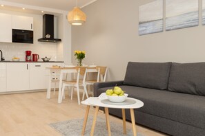 Mikrobølgeovn, oppvaskmaskin, kaffetrakter/tekoker og høy barnestol