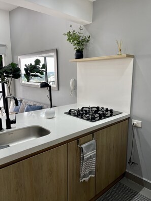 Fridge, microwave, coffee/tea maker, cookware/dishes/utensils - Luxurious Alto Living apartment in Cali (Cali)