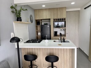 Refrigerador, microondas, cafetera y tetera y utensilios de cocina 