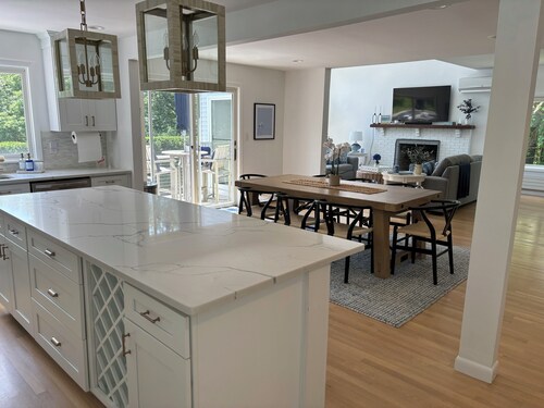 Modern coastal retreat w/ pool,  close to beaches and golf courses.