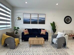 Smart-TV, Bücher, Stereoanlage