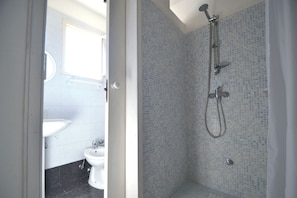 House, 1 Bedroom, Smoking, Balcony | Bathroom shower