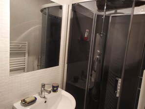 Shower, hair dryer, towels - Attractive, Renovated Village House in Traffic-free Street (Estagel)