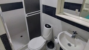 Slaapzaal, 1 slaapkamer, roken, terras | Badkamer